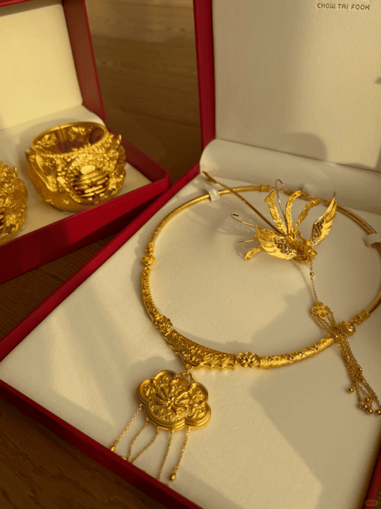 Heavy five-piece wedding gold jewellery set for recycling